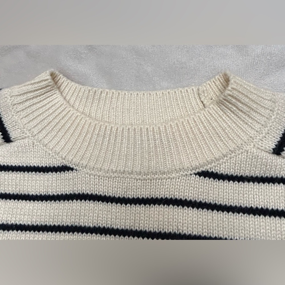 Women’s cropped black and cream sweater. - Picture 8 of 10